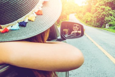 Asyalı kadınlar tatilde rahatlarlar. mutlu bir şekilde seyahat eden bir araba sürmek. yaz, doğa, açık hava, tatil, dinlenmek, seyahat Tayland.