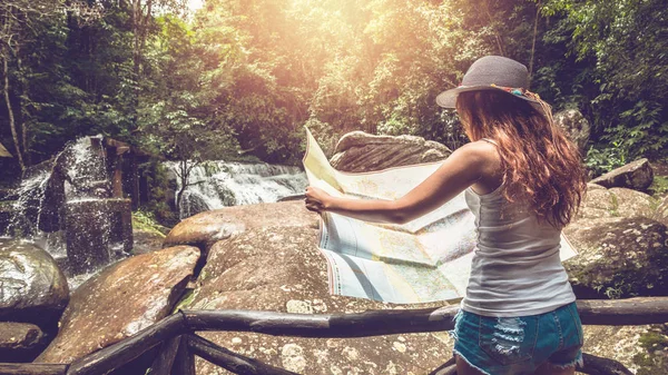 A rapariga estava a estudar para ler mapas. verão, natureza, ao ar livre, férias, relaxar, viajar Tailândia . — Fotografia de Stock