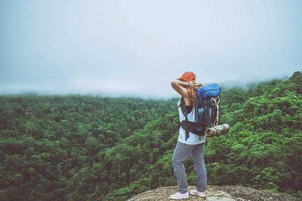 As mulheres asiáticas viajam relaxar nas férias. Em pé na montanha. num penhasco rochoso. Stand paisagens névoa Toque Natural na montanha. viagem Tailândia . — Fotografia de Stock