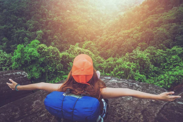 As mulheres asiáticas viajam relaxar nas férias. Sente-se num penhasco rochoso. Mountain View Tailândia. natureza, ao ar livre, feriado, acampamento, viajar Tailândia . — Fotografia de Stock