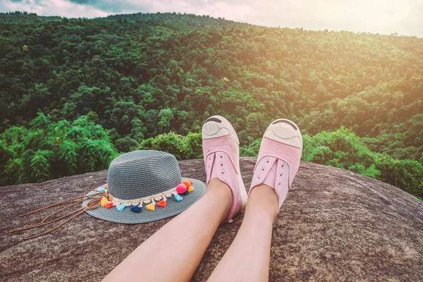As mulheres asiáticas viajam relaxar nas férias. pernas estiramento do sono relaxar em um penhasco rochoso. Aparência natural noite de montanha. Tailândia — Fotografia de Stock