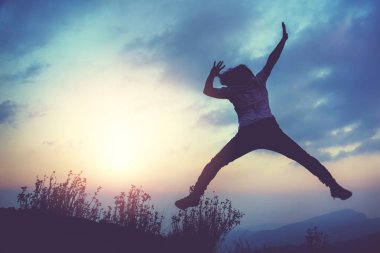 Atlama duruş mutlu tatil Doğa yollar, ormanlar, dağlar, bir adamın gölgesi atlama.