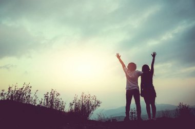 Doğal arka plan Çiftler severler. Güneş sabah ları dağda doğar. tayland doi inthanon, dağ manzarası izlerken ayakta çiftler.