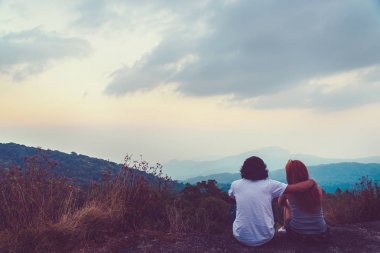 Doğal arka plan Çiftler severler. Güneş sabah ları dağda doğar. tayland doi inthanon