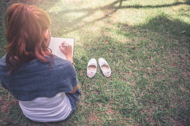 Kadınlar notlar yazıyor doğa parkurları, dağlar, ormanlar. eğitim, kitap okumak, kitap okumak, not yazmak, günlük.