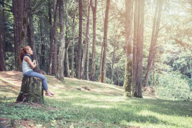Kadınlar notlar yazıyor doğa parkurları, dağlar, ormanlar. eğitim, kitap okumak, kitap okumak, not yazmak, günlük.