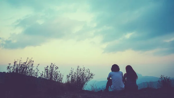 Fondo natural Amantes de las parejas. El sol sale por la mañana en la montaña. tailandia doi inthanon, Parejas que están de pie viendo la vista de la montaña . —  Fotos de Stock