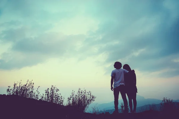 Natural background Couples lovers. The sun rises in the morning on the mountain. thailand doi inthanon, Couples who are standing watching the mountain view. — Stock Photo, Image