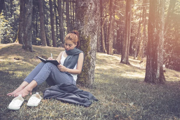 여성은 노트 노트 자연 산책로, 산, 숲, 작가, 젊은 여성은 즐기고 독서를 즐길 수 있습니다. 독서, 교육, 책, 지식 찾기, 메모 쓰기, 일기, 여름 — 스톡 사진