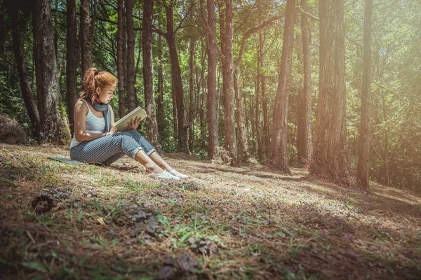 공원, 소나무 숲, 휴일 숲에서 휴식을 취하는 여성을 읽으십시오. 청녀들이 읽고 즐기는 것을 즐긴다. 독서, 교육, 책, 지식 찾기. — 스톡 사진