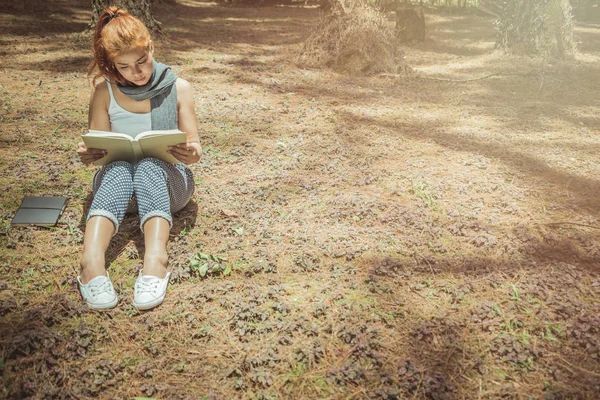 Leggi le donne rilassarsi nel parco, pineta, foresta di vacanze. Alle giovani donne piace e piace leggere. lettura, istruzione, libro, trovare la conoscenza . — Foto Stock