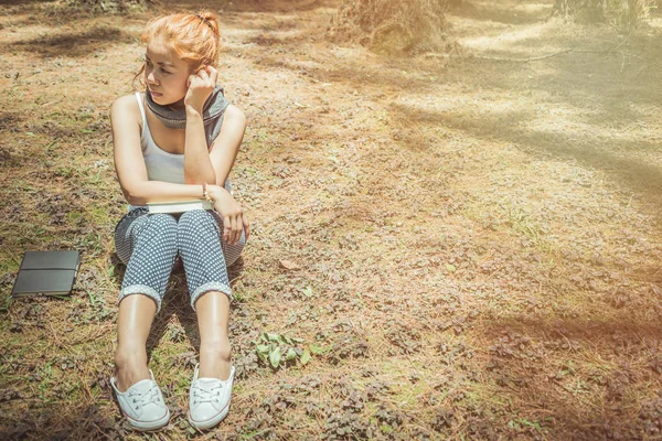 Leia as mulheres relaxar no parque, pinhal, floresta de férias. As mulheres jovens gostam e gostam de ler. leitura, educação, livro, encontrar conhecimento . — Fotografia de Stock