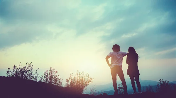 Fondo natural Amantes de las parejas. El sol sale por la mañana en la montaña. Tailandia doi inthanon. naturaleza de viaje, viajes relax, viajes Tailandia . — Foto de Stock