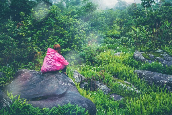 Cestování asijskou ženou přírodou. Cestování je v klidu. Cestovní mlha na horských útesech. Cestování v období dešťů. — Stock fotografie