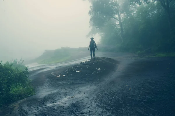 Asian women travel sleep relax. Morning atmosphere nature Forests. walk in the forest rainy season. puhinrongkla, travel nature, Travel relax, Travel Thailand. — Stock Photo, Image