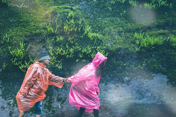 Milenec muži a ženy cestování v Asii relaxujte. chodit do lesa. Období dešťů, dobrodružství, nezávislý cestování. — Stock fotografie