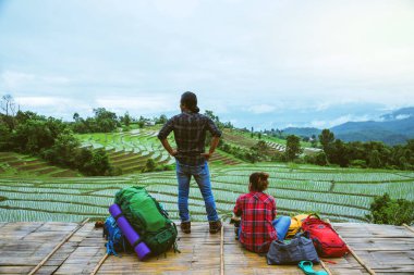 Sevgili kadın ve erkek Asya seyahat doğa. Seyahat rahatlayın. Yaz aylarında Moutain papongpieng üzerinde alanın Bakış Açısı Rice alan. Taylan
