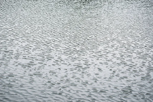 Fondo Ondas de agua superficiales. Stillwater. Fondo natural, agua, lago — Foto de Stock