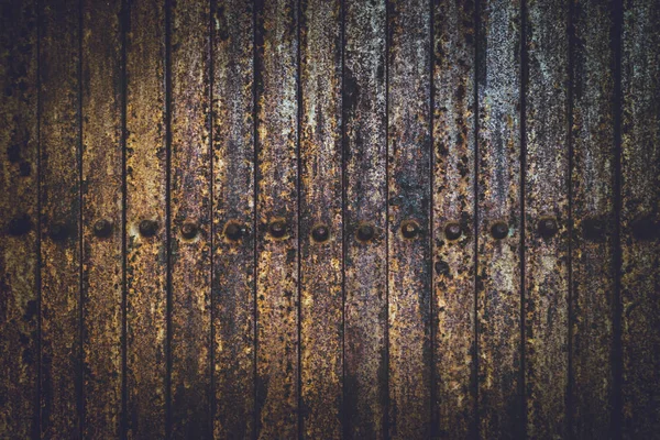 Textur Hintergrund alte rostige Eisentor falten dunkel braun. Edelstahl, Dach, Jahrgang, Kunst, Hintergrund. — Stockfoto