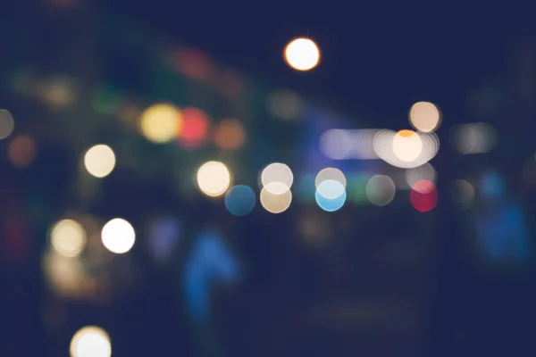Hintergrund verschwommen Bokeh. Lichterzeremonien. Beleuchten Sie die Lichter in der Nacht in Feierlichkeiten. Viele Menschen — Stockfoto