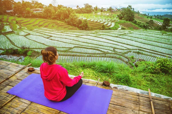 Ázsiai nő pihenni a nyaralni. Játszani, ha jóga. Az erkélyen táj természeti területen. papongpieng Thaiföldön — Stock Fotó