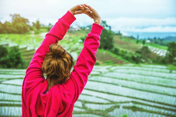 Donna asiatica rilassarsi durante la vacanza. Gioca se lo yoga. Sul balcone paesaggio naturale Field.papongpieng in Thailandia — Foto Stock