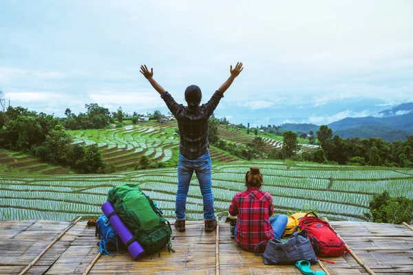 연인 여자와 남자 아시아 여행 자연입니다. 여행 휴식. 관점 — 스톡 사진
