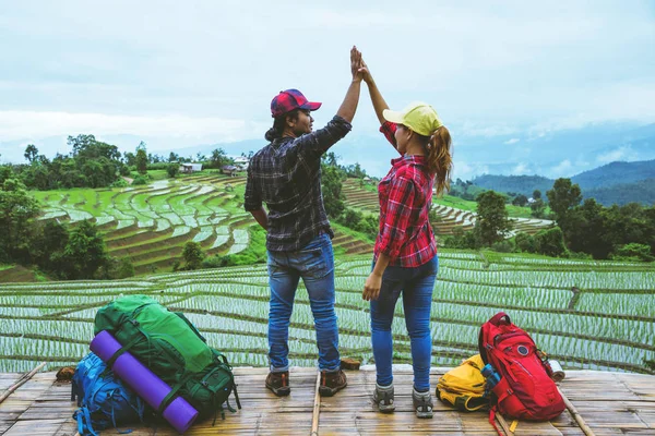 Amante mulher e homem asiático viajar natureza. Descontrai. Miradouro Campo de arroz do campo no Moutain papongpieng no verão. Thailan. — Fotografia de Stock