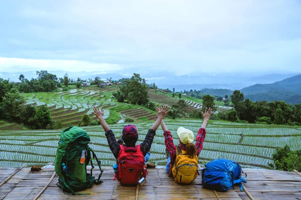 Milenka a muž asijský cestování příroda. Cestování je v klidu. Pohled na rýžové pole v létě v moutain papongpieng. Thailan — Stock fotografie