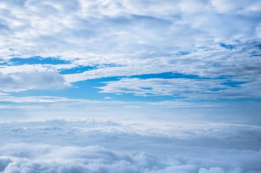 Fantastik yumuşak beyaz bulutlar mavi gökyüzü arka plan