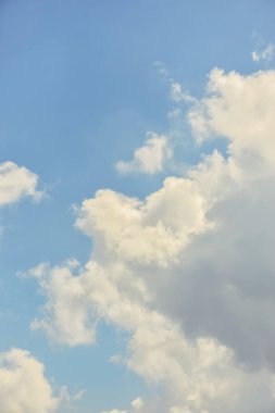 Fantastik yumuşak beyaz bulutlar mavi gökyüzü arka plan