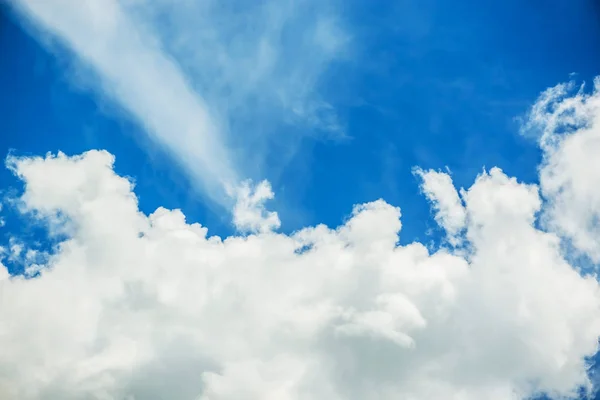 Fantastik lembut awan putih terhadap latar belakang langit biru — Stok Foto