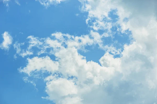 梦幻般柔软的白云在蔚蓝的天空背景下 — 图库照片