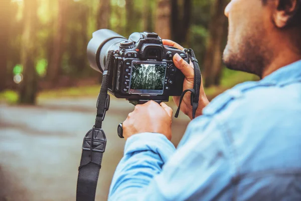 Fotograaf Aziatische man reizen natuur. Reizen ontspannen. Natuur studie. In het openbare park in de zomer. Nationaal Park Doi Inthanon in Thailand. — Stockfoto