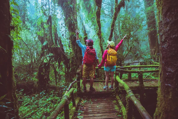 Älskare asiatiska mannen och asiatiska kvinnor reser naturen. Naturstudie i regnskogen vid Chiang Mai i Thailand. — Stockfoto