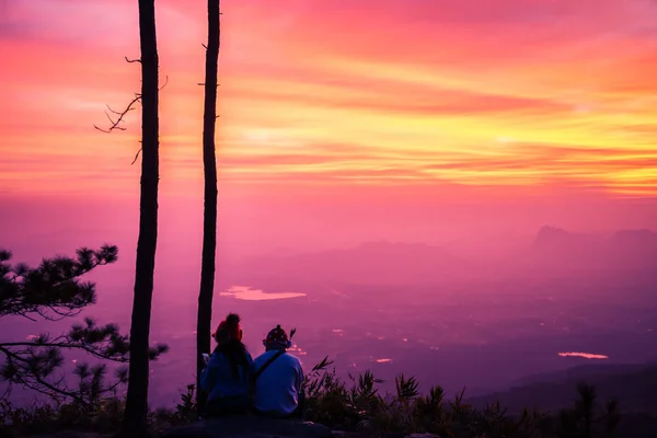 Liebhaber Frau und Mann Asiaten reisen entspannt in den Urlaub. Sonnenaufgang am Morgen beobachten. im Winter. in Thailand — Stockfoto