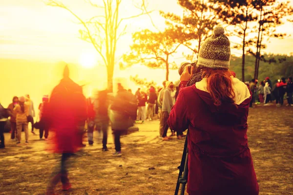 Fotógrafo Mujer asiática Fotografía de viaje Naturaleza. viaje relajarse en las vacaciones. fotografía amanecer en la mañana entre la gente. Tailandia — Foto de Stock