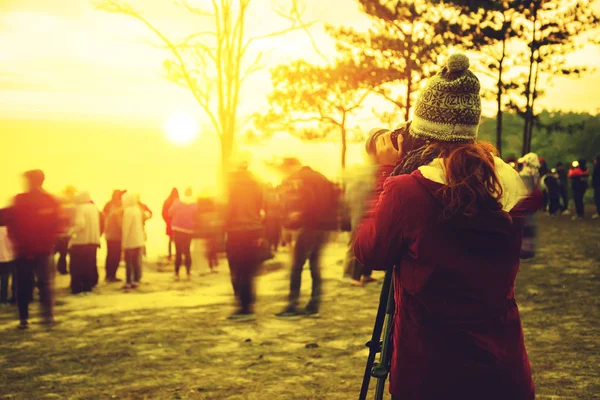 Fotógrafo mulher asiática Fotografia itinerante Natureza. viagem relaxar no feriado. fotografe o nascer do sol de manhã entre pessoas. Tailândia — Fotografia de Stock