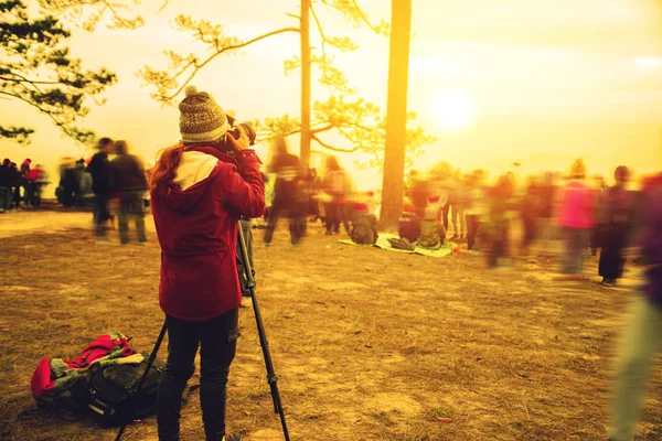 Fotograaf Aziatische vrouw reizen foto natuur. reis ontspannen in de vakantie. fotograferen zonsopgang in de ochtend onder mensen. Thailand — Stockfoto