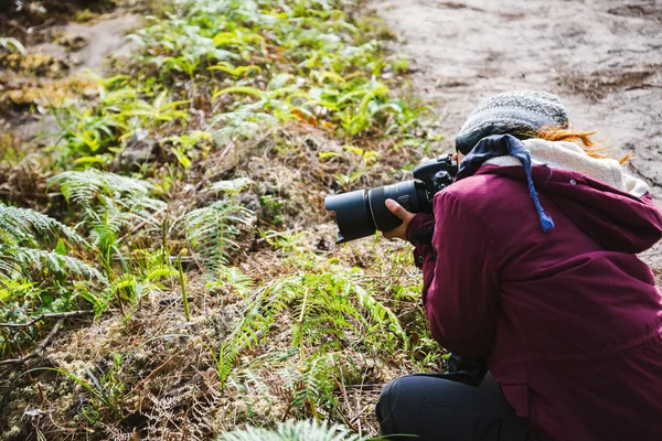 Fotografin asiatische Frau auf Reisen fotografieren die Natur. Entspannen Sie sich auf dem Ferienspaziergang im Wald. Reisen entspannen im Urlaub. Thailand — Stockfoto