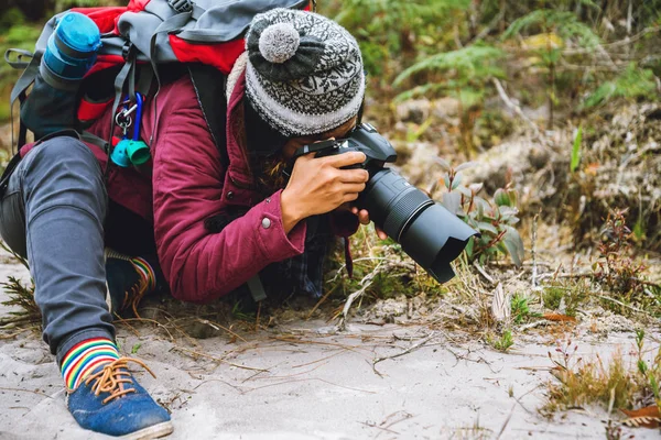 Fotógrafa mujer asiática Fotografía de viaje Naturaleza. viaje relajarse en el paseo de vacaciones en el bosque. viaje relajarse en las vacaciones. Tailandia — Foto de Stock