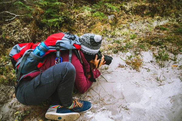 Fotógrafo mulher asiática Viajar fotografia Natureza. viagem relaxar no passeio de férias na floresta. viagem relaxar no feriado. Tailândia — Fotografia de Stock