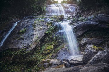 Doğal arka plan şelalesi. arka plan Duvar Kağıdı doğa Forest Hill Şelale. Tayland doi inthanon