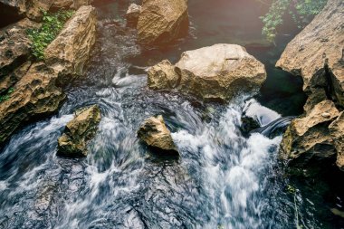 Zümrüt Şelale Sayılsın Seyahat. Şelale Berrak. Yeşil doğa. Vang Vieng'de