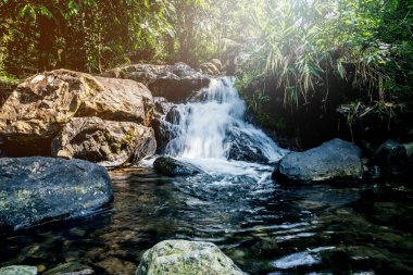 Zümrüt Şelale Sayılsın Seyahat. Şelale Berrak. Yeşil doğa. Vang Vieng'de