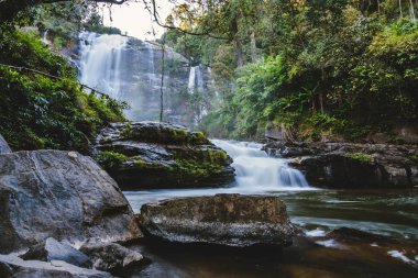 Doğal arka plan şelale Akış. seyahat doğa. Seyahat şelale dinlenmek. Yazın. Tayland