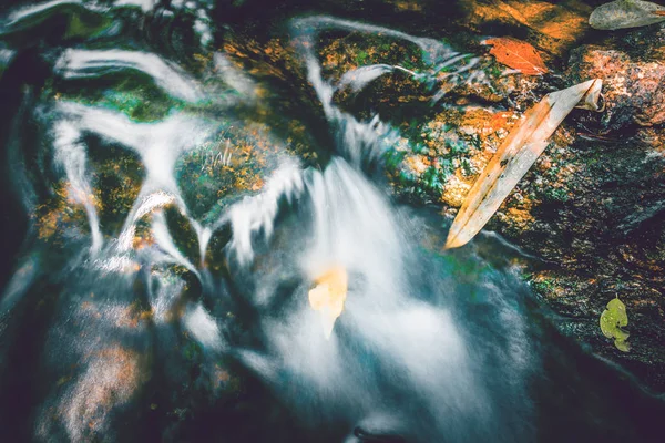 Přírodní Tapeta vodopádový proud. Vodní toky přírodních lesů. Thajská tropická zóna — Stock fotografie