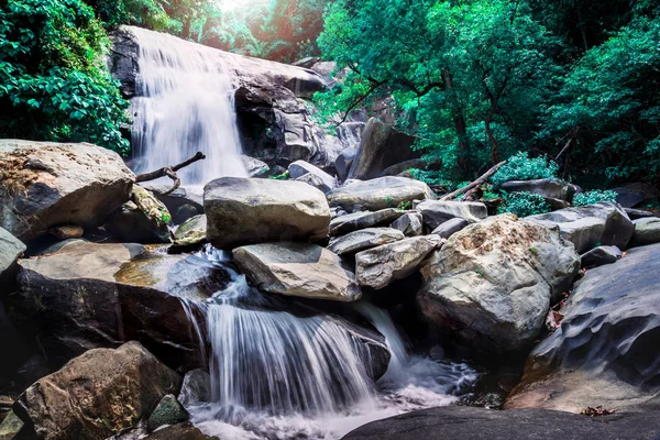 Fondo Fondos de pantalla naturaleza Forest Hill Waterfall. Tailandia doi inthanon — Foto de Stock
