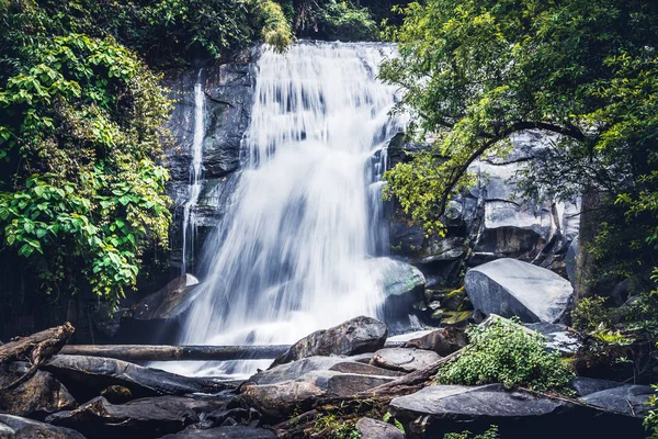 Fondo Fondos de pantalla naturaleza Forest Hill Waterfall. Tailandia doi inthanon — Foto de Stock