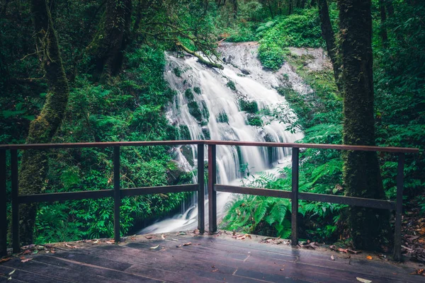 壁紙自然滝ストリーム。タイ・ドイ・インタノン、タイ熱帯 — ストック写真